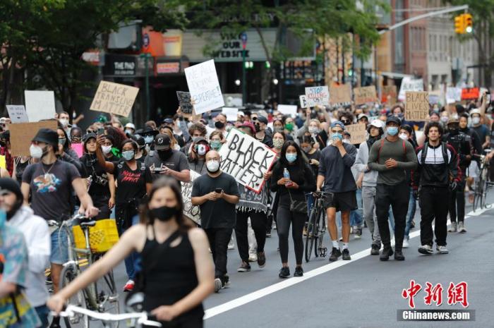 当地时间6月1日，纽约民众在曼哈顿街道游行抗议警察暴力执法。5月24日，在美国明尼苏达州明尼阿波利斯市，非裔美国人乔治·弗洛伊德因警察在执法过程中涉嫌动作失当而身亡。此事件在全美引发示威浪潮。在纽约市，抗议活动已持续5天。/p中新社记者 廖攀 摄