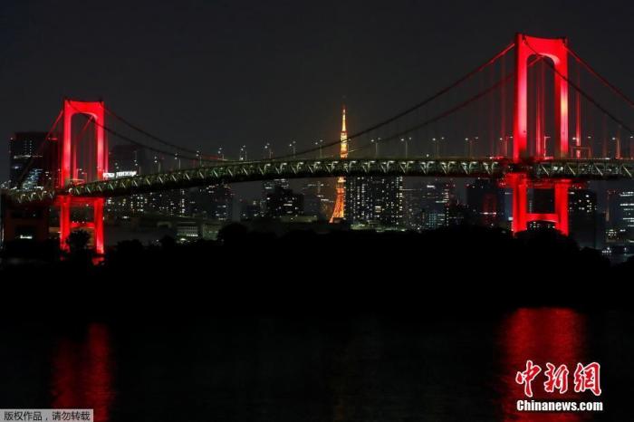 当地时间6月2日，日本东京地标性建筑彩虹桥亮起红灯。据报道，当日晚，日本东京都政府紧急召开新冠病毒对策总部会议，鉴于当前疫情有扩大趋势，决定发布“东京警报”以唤起民众注意。